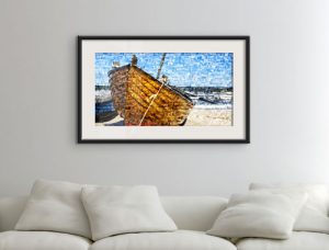 Fine-ART PRINT Fotomosaik-Poster mit Boot über Couch