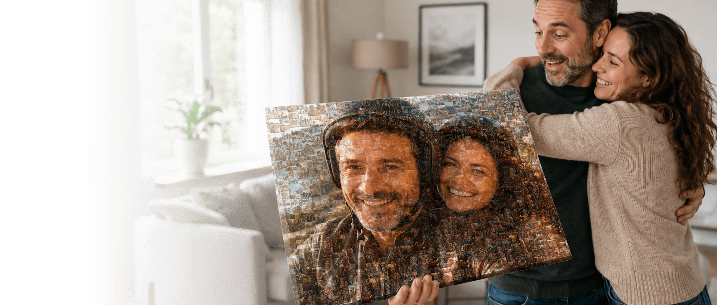 Paar erhält ein Fotomosaik aus vielen eigenen Bildern als persönliches Geschenk