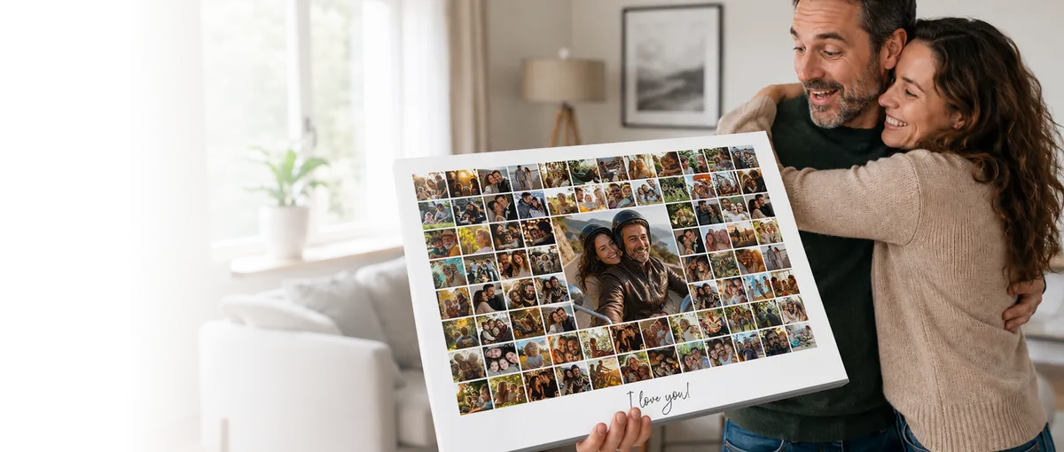 Paar hält eine persönliche Fotocollage aus vielen gemeinsamen Bildern mit großem Hauptfoto in der Mitte