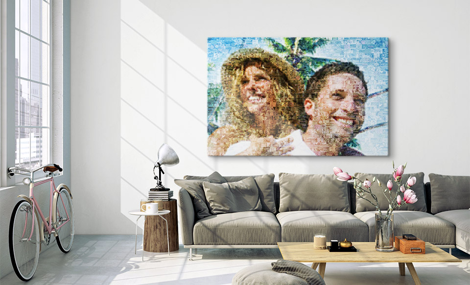 Urlaubsbilder als Mosik über dem Sofa